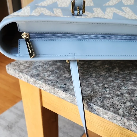 NWT Michael Kors Blue and Cream Signature JET SET Tote - Picture 11 of 11